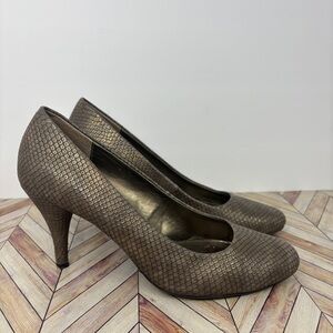 Bandolino women’s pumps metallic gold bronze snake print Heels retro pumps sz 9